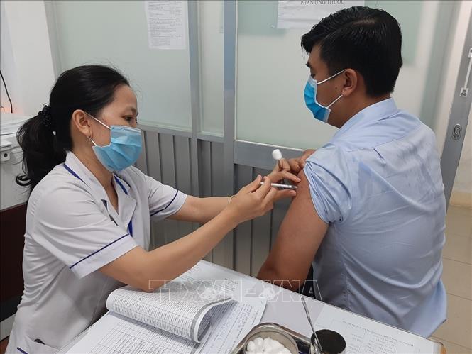 Long An đã thành lập Quỹ vaccine phòng COVID-19 để tất cả người dân 18 tuổi trở lên trên địa bàn đều được tiêm vaccine phòng dịch. Ảnh: Đức Hạnh - TTXVN