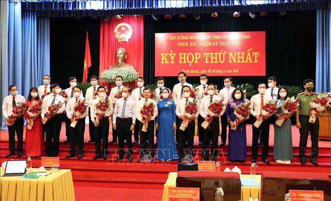Trong ảnh: Lãnh đạo UBND và các thành viên UBND tỉnh Tuyên Quang nhiệm kỳ 2021 – 2026 ra mắt tại kỳ họp. Ảnh: Vũ Quang – TTXVN