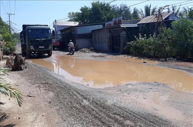 Trong ảnh: Tuyến đường Tỉnh lộ 708 đoạn qua xã Phước Vinh, huyện Ninh Phước bị hư hỏng gây khó khăn cho các phương tiện qua lại. Ảnh: Nguyễn Thành – TTXVN