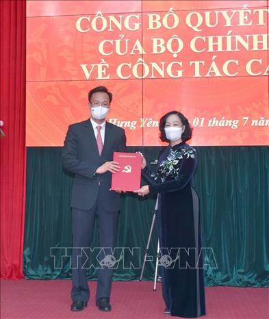 Trong ảnh: Bà Trương Thị Mai, Ủy viên Bộ Chính trị, Bí thư Trung ương Đảng, Trưởng Ban Tổ chức Trung ương trao quyết định cho ông Nguyễn Hữu Nghĩa. Ảnh: Đinh Tuấn - TTXVN

