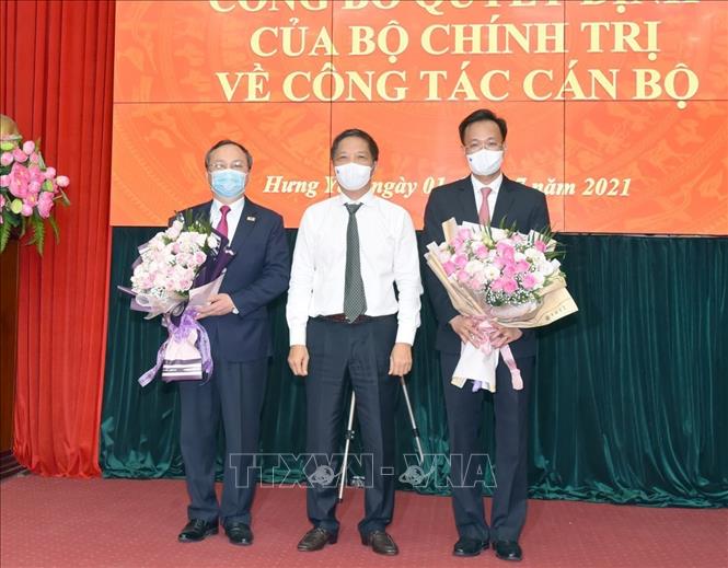 Trong ảnh: Ông Trần Tuấn Anh - Ủy viên Bộ Chính trị, Trưởng Ban kinh tế Trung ương tặng hoa cho ông Đỗ Tiến Sỹ (trái) - Ủy viên Trung ương Đảng, Tổng Giám đốc Đài TNVN, nguyên Bí thư Tỉnh ủy Hưng Yên và ông Nguyễn Hữu Nghĩa (phải), Tân Bí thư Tỉnh uỷ Hưng Yên. Ảnh: Đinh Tuấn - TTXVN

