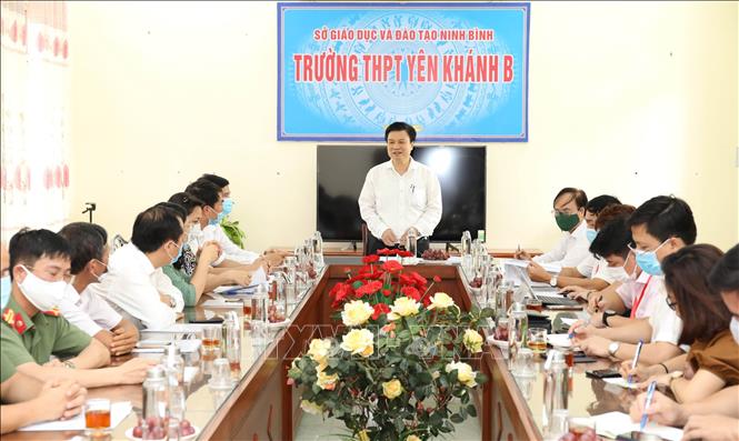 Trong ảnh: Đoàn công tác của Bộ Giáo dục và Đào tạo kiểm tra công tác chuẩn bị cho kỳ thi tốt nghiệp THPT năm 2021 tại trường THPT Yên Khánh B, tỉnh Ninh Bình. Ảnh: Hải Yến-TTXVN