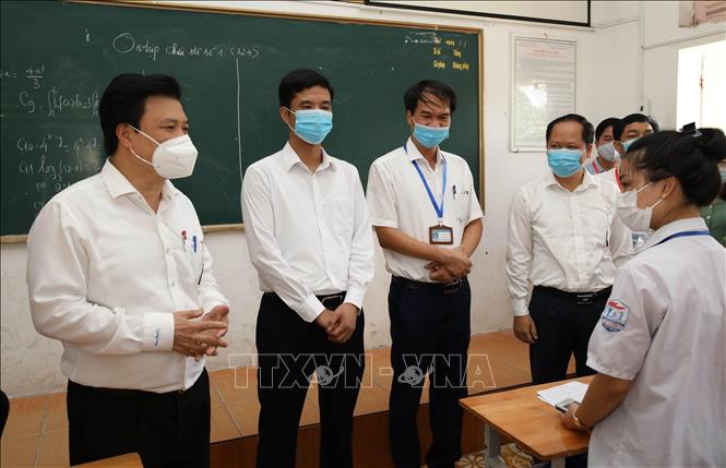 Trong ảnh: Đoàn công tác của Bộ Giáo dục và Đào tạo kiểm tra công tác chuẩn bị cho kỳ thi tốt nghiệp THPT năm 2021 tại trường THPT Yên Khánh B, tỉnh Ninh Bình. Ảnh: Hải Yến-TTXVN