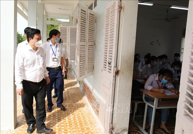 Trong ảnh: Đoàn công tác của Bộ Giáo dục và Đào tạo kiểm tra công tác chuẩn bị cho kỳ thi tốt nghiệp THPT năm 2021 tại trường THPT Yên Khánh B, tỉnh Ninh Bình. Ảnh: Hải Yến-TTXVN