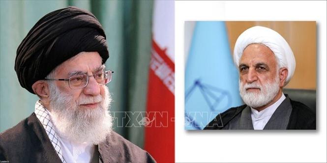 Trong ảnh: Đại giáo chủ Iran Ayatollah Khamenei (trái) bổ nhiệm cựu Bộ trưởng Tình báo và An ninh Gholam Hossein Mohseni Ejei (phải) làm người đứng đầu Bộ Tư pháp. Ảnh: IRNA/TTXVN
