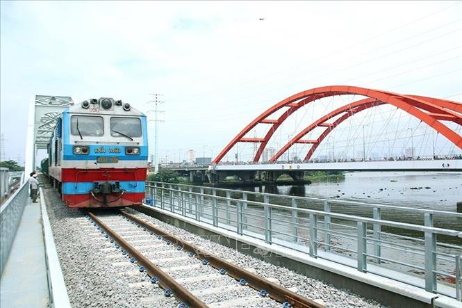 Cầu đường sắt Bình Lợi mới bắc qua sông Sài Gòn, nối quận Bình Thạnh và thành phố Thủ Đức chính thức đấu nối với đường sắt Bắc – Nam vào ngày 14/9/2019. Ảnh: Tiến Lực - TTXVN