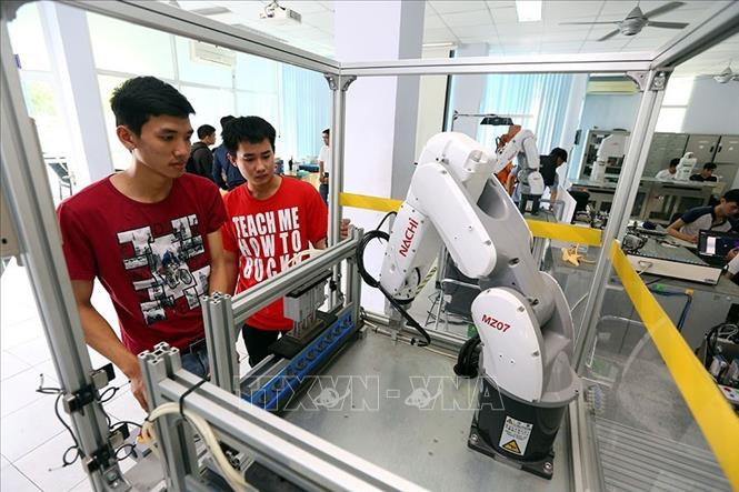 Trung tâm Đào tạo khu công nghệ cao thành phố Hồ Chí Minh (SHTP-Traing) có Trung tâm Đào tạo và chuyển giao công nghệ Việt Nhật trực thuộc SHTP và một tổ hợp phòng thí nghiệm Robot – Tự động hóa (Robot-Automation Hub) với nhiều Robot và thiết bị máy móc hiện đại. Ảnh: Danh Lam – TTXVN