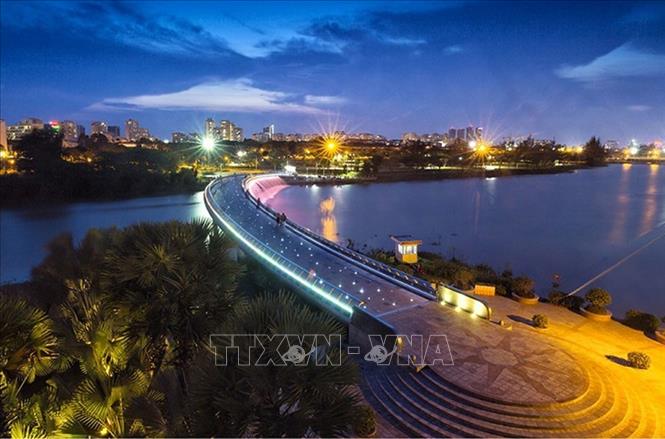 Cầu Ánh Sao (Starlight Bridge) tại khu đô thị Phú Mỹ Hưng, quận 7, là một trong những cây cầu đẹp và độc đáo ở Thành phố Hồ Chí Minh. Ảnh: TTXVN phát