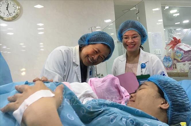Bệnh viện Từ Dũ (TP Hồ Chí Minh) chào đón em bé sinh đầu tiên trong năm 2020. Ảnh: Đinh Hằng - TTXVN