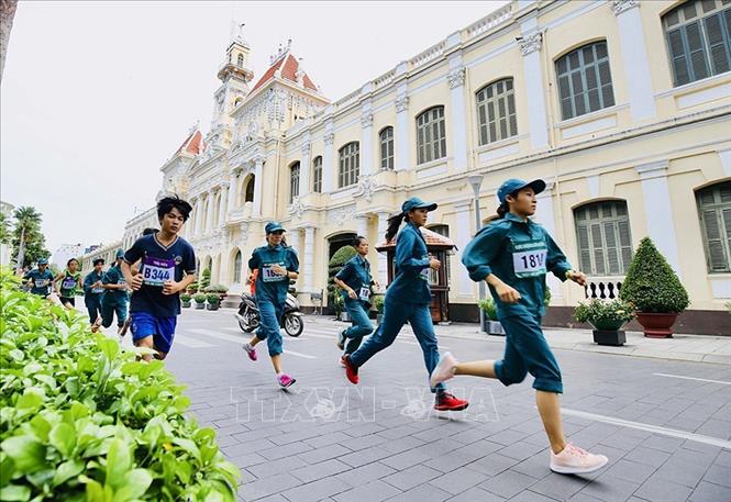 Các vận động viên là lực lượng nữ dân quân tự vệ tham gia Giải Việt dã truyền thống lần thứ 44 - năm 2020 nhân kỷ niệm 44 năm ngày thành phố Sài Gòn - Gia Định vinh dự mang tên Chủ tịch Hồ Chí Minh. Ảnh: Thanh Vũ - TTXVN