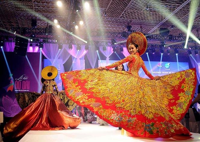 Trình diễn trang phục áo dài tại Lễ hội Áo dài Thành phố Hồ Chí Minh năm 2017 và chương trình giao lưu 