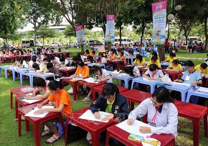 Thiếu nhi thể hiện tài năng tại Vòng chung kết hội thi vẽ tranh “Nhành cọ non” TP Hồ Chí Minh năm 2017. Ảnh: An Hiếu - TTXVN