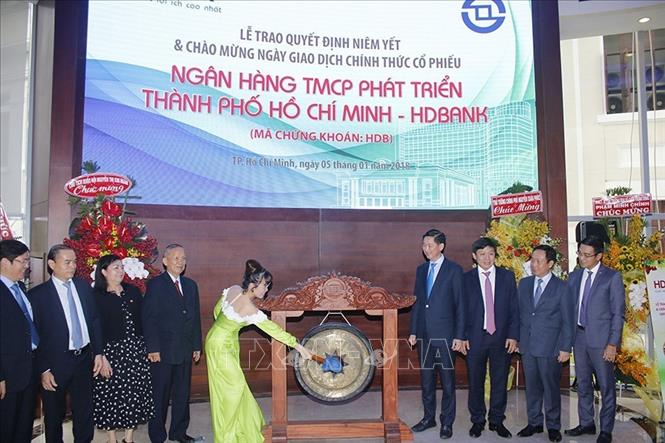 Phó Chủ tịch HDBank Nguyễn Thị Phương Thảo gõ chiêng ngày giao dịch đầu tiên cổ phiếu HDB của HDBank, ngày 5/1/2018, tại Sở Giao dịch chứng khoán TP. Hồ Chí Minh (HoSE). Ảnh: Hoàng Hải-TTXVN