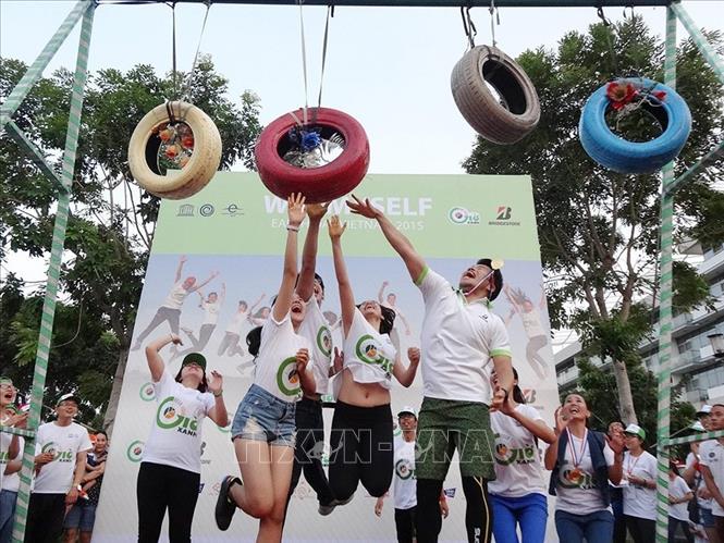Thanh thiếu niên TP Hồ Chí Minh tham gia thử thách với hoạt động Win Myself tại chương trình Earth Day Vietnam 2015. Ảnh: Thế Anh-TTXVN