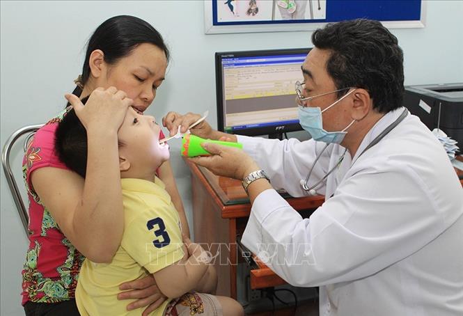 Bác sỹ khám cho trẻ tại Bệnh viện Nhi đồng 2, TP Hồ Chí Minh. Ảnh: Phương Vy-TTXVN