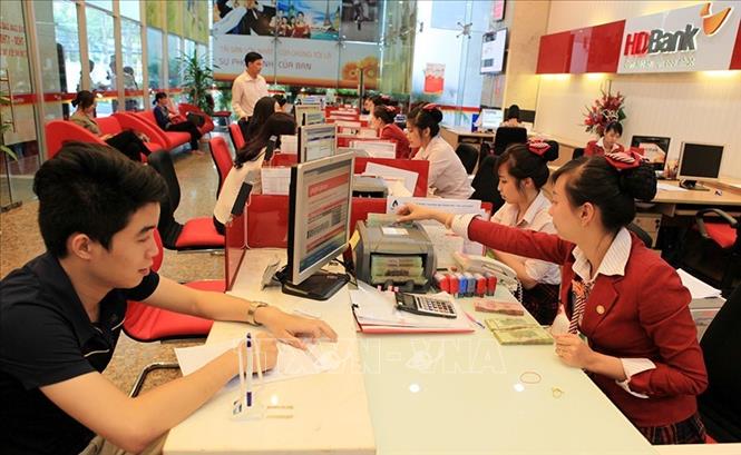 Khách hàng giao dịch tại Hội sở chính HDBank, Thành phố Hồ Chí Minh. Ảnh: Trần Việt - TTXVN
