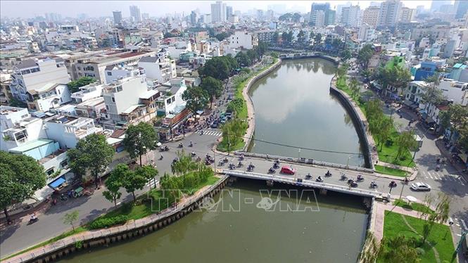 Kênh Nhiêu Lộc – Thị Nghè dài khoảng 8,7 km chảy qua các quận Tân Bình, Quận 3, Phú Nhuận, Bình Thạnh, Tp. Hồ Chí Minh góp phần cải thiện đáng kể tình trạng ngập úng, ô nhiễm môi trường, bảo vệ sức khỏe, từng bước nâng cao điều kiện, môi trường sống cho hơn 1,2 triệu người dân sinh sống trong khu vực. Ảnh: Thanh Vũ-TTXVN