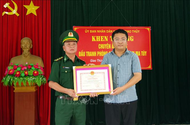 Trong ảnh: Chủ tịch UBND huyện Giao Thủy Doãn Quang Hùng tặng Giấy khen cho ban chuyên án và cán bộ chiến sỹ đồn Biên phòng Quất Lâm. Ảnh: TTXVN phát