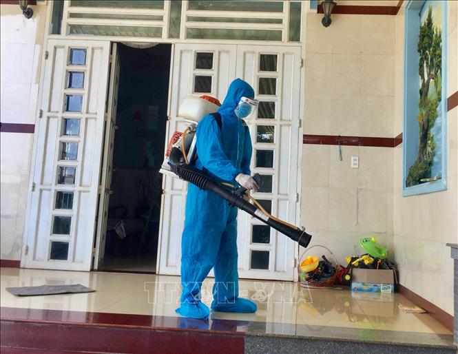 Trong ảnh: Cơ quan chức năng tiến hành phun xịt, khử khuẩn tại xã Sơn Bình, huyện Châu Đức, nơi có 2 trường hợp dương tính với SARS-CoV-2. Ảnh: Hoàng Nhị - TTXVN.