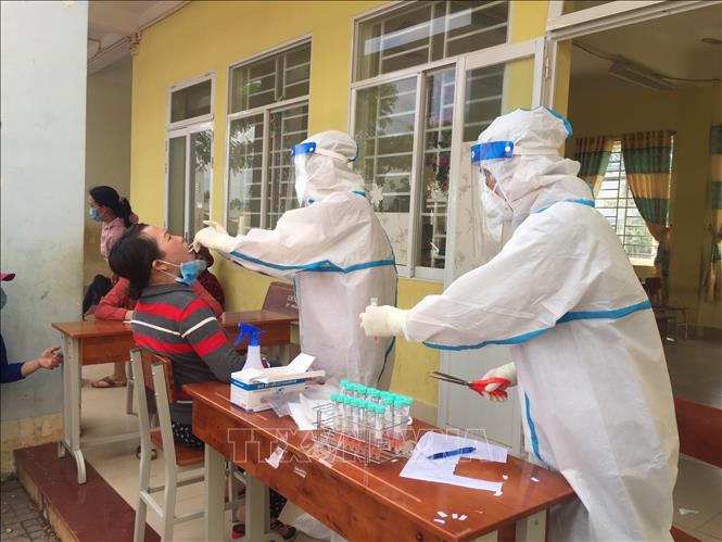 Trong ảnh: Ngành y tế lấy mẫu xét nghiệm COVID cho người dân xã Sơn Bình, huyện Châu Đức, tỉnh Bà Rịa-Vũng Tàu nơi có 2 trường hợp dương tính với SARS-CoV-2. Ảnh: Hoàng Nhị - TTXVN./.