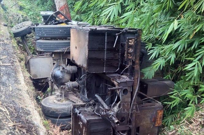 Trong ảnh: Xe lật nghiêng khi đang đổ đèo. Ảnh TTXVN phát 