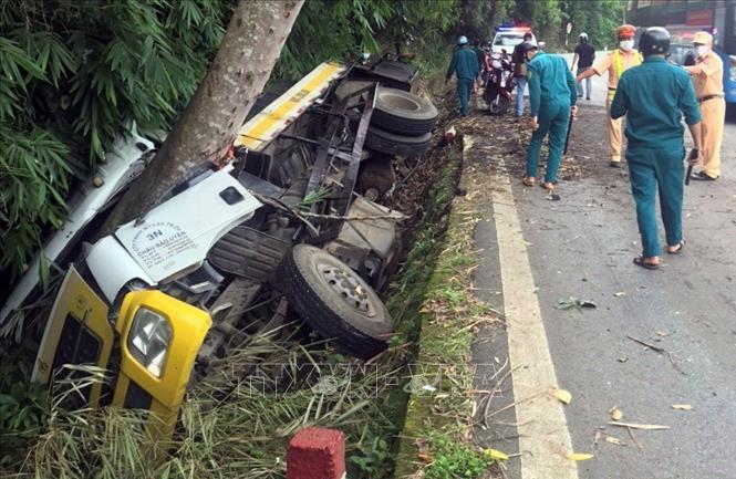 Trong ảnh: Xe lật đè vào gốc cây khiến tai nạn trầm trọng. Ảnh TTXVN phát 