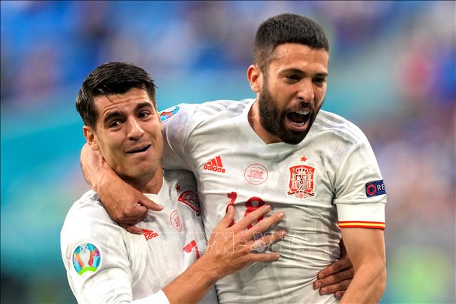 Trong ảnh: Niềm vui của hậu vệ Jordi Alba (phải) sau khi ghi bàn thắng vào lưới đội tuyển Thụy Sĩ  trong trận đấu ở vòng tứ kết Giải vô địch bóng đá châu Âu (EURO) 2020, trên sân vận động Saint Petersburg, Nga, ngày 2/7/2021. Ảnh: AFP/TTXVN