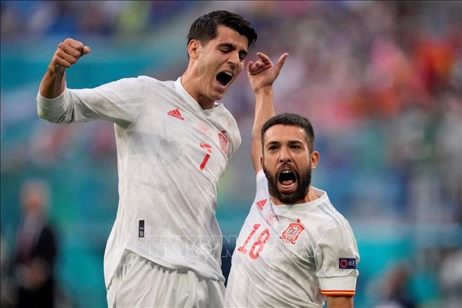 Trong ảnh: Niềm vui của hậu vệ Jordi Alba (phải) sau khi ghi bàn thắng vào lưới đội tuyển Thụy Sĩ  trong trận đấu ở vòng tứ kết Giải vô địch bóng đá châu Âu (EURO) 2020, trên sân vận động Saint Petersburg, Nga, ngày 2/7/2021. Ảnh: AFP/TTXVN