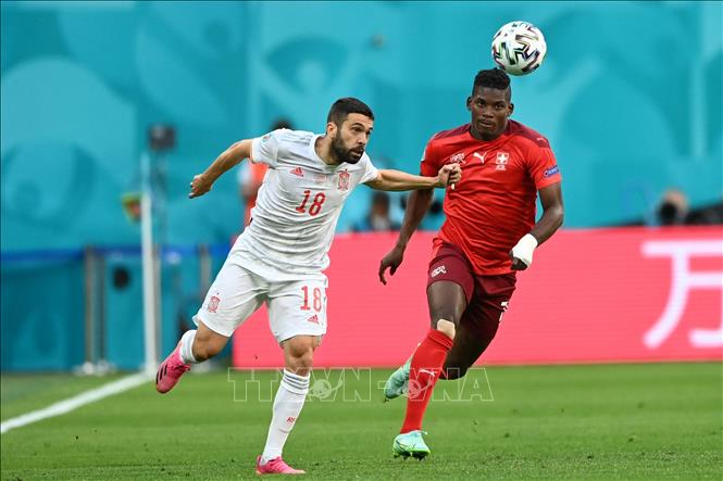 Trong ảnh: Hậu vệ Jordi Alba (trái), đội Tây Ban Nha tranh bóng với  Breel Embolo, đội Thụy Sĩ trong trận đấu ở vòng tứ kết Giải vô địch bóng đá châu Âu (EURO) 2020, trên sân vận động ở Saint Petersburg, Nga, ngày 2/7/2021. Ảnh: AFP/TTXVN