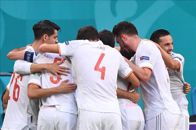 Trong ảnh: Niềm vui của các cầu thủ Tây Ban Nha sau khi Jordi Alba ghi bàn thắng vào lưới đội tuyển Thụy Sĩ  trong trận đấu ở vòng tứ kết Giải vô địch bóng đá châu Âu (EURO) 2020, trên sân vận động Saint Petersburg, Nga, ngày 2/7/2021. Ảnh: AFP/TTXVN
