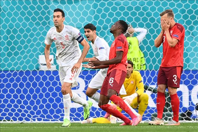 Trong ảnh: Sự nuối tiếc của các cầu thủ Denis Zakaria (gữa) và Silvan Widmer (phải) đội Thụy Sĩ trong trận đấu với đội Tây Ban Nha ở  ở vòng tứ kết Giải vô địch bóng đá châu Âu (EURO) 2020, trên sân vận động Saint Petersburg, Nga, ngày 2/7/2021. Ảnh: AFP/TTXVN 