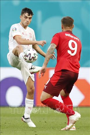Trong ảnh: Tiền đạo  Pedri (trái) đội Tây Ban Nha tranh bóng với tiền đạo Haris Seferovic, đội Thụy Sĩ trong trận đấu ở vòng tứ kết Giải vô địch bóng đá châu Âu (EURO) 2020, trên sân vận động Saint Petersburg, Nga, ngày 2/7/2021. Ảnh: AFP/TTXVN