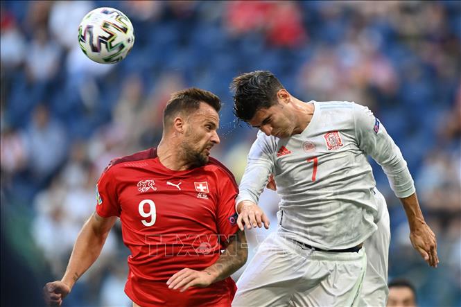 Trong ảnh: Tiền đạo Alvaro Morata (phải) đội Tây Ban Nha đánh đầu tranh bóng với tiền đạo Haris Seferovic, đội Thụy Sĩ trong trận đấu ở vòng tứ kết Giải vô địch bóng đá châu Âu (EURO) 2020, trên sân vận động Saint Petersburg, Nga, ngày 2/7/2021. Ảnh: AFP/TTXVN