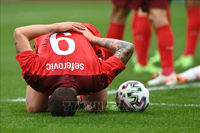 Trong ảnh: Tiền đạo Haris Seferovic, đội Thụy Sĩ nuối tiếc sau khi cú sút trượt trong trận đấu với đội Tây Ban Nha ở vòng tứ kết Giải vô địch bóng đá châu Âu (EURO) 2020, trên sân vận động Saint Petersburg, Nga, ngày 2/7/2021. Ảnh: TTXVN phát