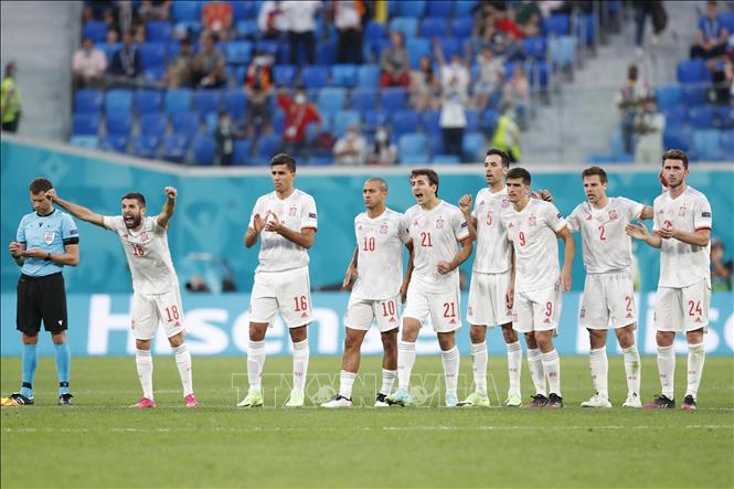 EURO 2020 Tây Ban Nha Thụy Sĩ: Bóng đá - niềm đam mê của hàng triệu người hâm mộ trên toàn thế giới. Hãy cùng xem bức ảnh này để cảm nhận sự thăng hoa của các cầu thủ trong trận đấu gay cấn trên sân cỏ.