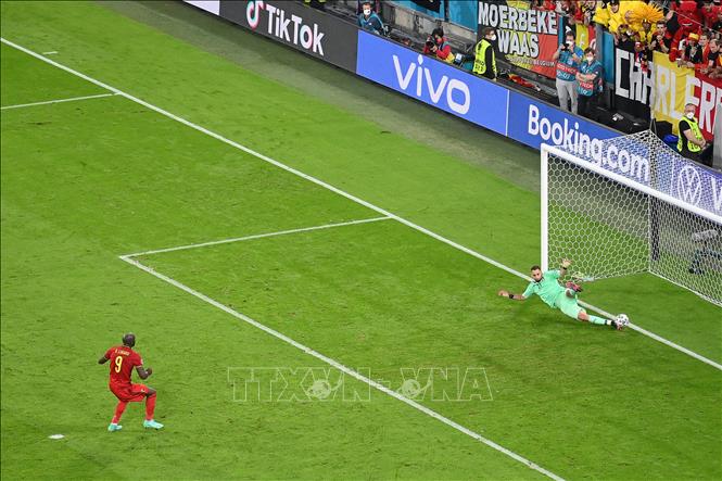 Trong ảnh: Tiền đạo tuyển Bỉ Romelu Lukaku sút phạt thành công quả penalty, rút ngắn cách biệt cho đội nhà trong trận tứ kết EURO 2020 gặp Italy ở Munich, Đức ngày 2/7/2021. Ảnh: AFP/TTXVN