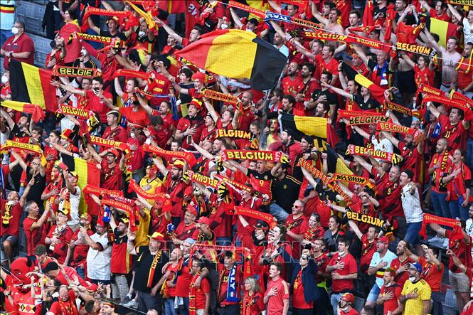 Trong ảnh: Cổ động viên Bỉ cổ vũ đội nhà trong trận tứ kết EURO 2020 gặp Italy ở Munich, Đức ngày 2/7/2021. Ảnh: AFP/TTXVN