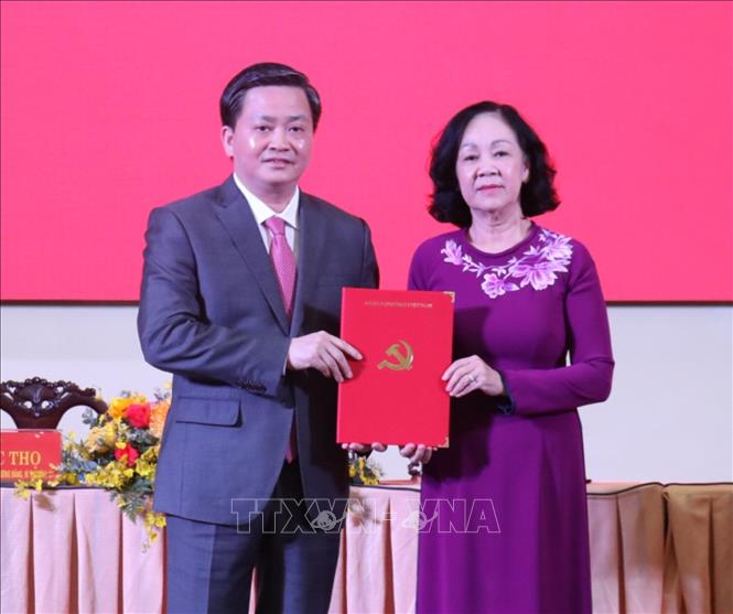 Đồng chí Trương Thị Mai trao Quyết định của Bộ Chính trị cho tân Bí thư Tỉnh uỷ Bến Tre Lê Đức Thọ. Ảnh: Huỳnh Phúc Hậu - TTXVN