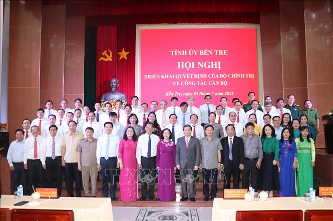 Đồng chí Trương Thị Mai chụp ảnh chung với Ban Chấp hành Đảng bộ tỉnh Bến Tre nhiệm kỳ 2020 - 2025. Ảnh: Huỳnh Phúc Hậu - TTXVN