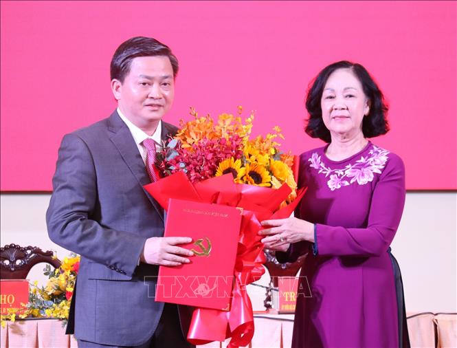 Đồng chí Trương Thị Mai trao Quyết định của Bộ Chính trị và tặng hoa chúc mừng tân Bí thư Tỉnh uỷ Bến Tre Lê Đức Thọ. Ảnh: Huỳnh Phúc Hậu - TTXVN