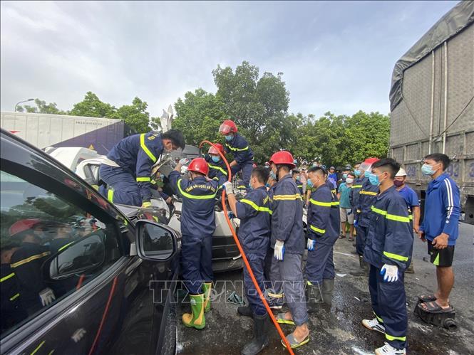 Photo: Rescuing victims of a multi-car crash on July 2, 2021 on the National Highway 1A's section running through Bim Son town, the central province of Thanh Hoa. VNA Photo: Trịnh Duy Hưng