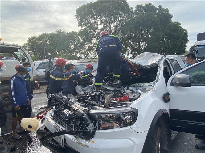 Photo: Rescuing victims of a multi-car crash on July 2, 2021 on the National Highway 1A's section running through Bim Son town, the central province of Thanh Hoa. VNA Photo: Trịnh Duy Hưng