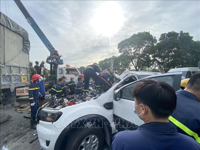 Photo: Rescuing victims of a multi-car crash on July 2, 2021 on the National Highway 1A's section running through Bim Son town, the central province of Thanh Hoa. VNA Photo: Trịnh Duy Hưng