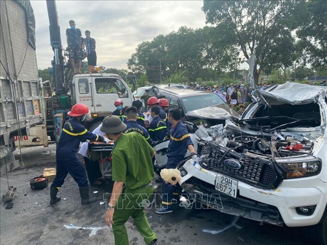 Photo: Rescuing victims of a multi-car crash on July 2, 2021 on the National Highway 1A's section running through Bim Son town, the central province of Thanh Hoa. VNA Photo: Trịnh Duy Hưng