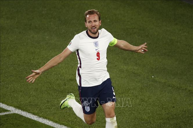 Trong ảnh: Tiền đạo Harry Kane ăn mừng bàn thắng thứ hai trong trận tứ kết EURO 2020 gặp Ukraine trên sân Stadio Olimpico ở Rome (Italy) ngày 3/7/2021. Ảnh: AFP/TTXVN