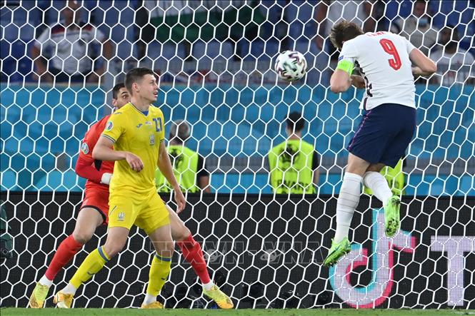 Trong ảnh: Tiền đạo Anh Harry Kane (phải) đánh đầu ghi bàn thắng thứ hai trong trận tứ kết EURO 2020 gặp Ukraine trên sân Stadio Olimpico ở Rome (Italy) ngày 3/7/2021. Ảnh: AFP/TTXVN