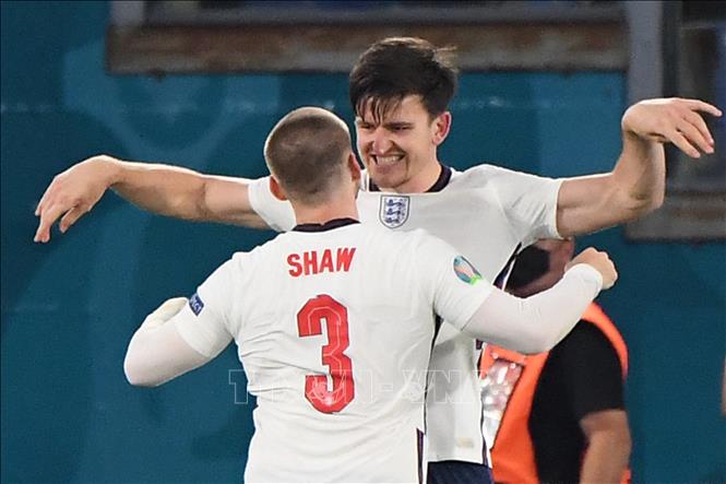 Trong ảnh: Hậu vệ Anh Harry Maguire (phía sau) ăn mừng bàn thắng nâng tỷ số lên 2-0 cho đội nhà trước Ukraine trong trận đấu tứ kết EURO 2020 trên sân Stadio Olimpico ở Rome (Italy) ngày 3/7/2021. Ảnh: AFP/TTXVN