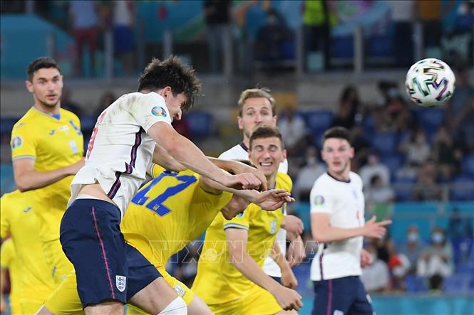 Trong ảnh: Hậu vệ Anh Harry Maguire (thứ 2, trái) đánh đầu ghi bàn, nâng tỷ số lên 2-0 cho đội nhà trước Ukraine trong trận đấu tứ kết EURO 2020 trên sân Stadio Olimpico ở Rome (Italy) ngày 3/7/2021. Ảnh: AFP/TTXVN