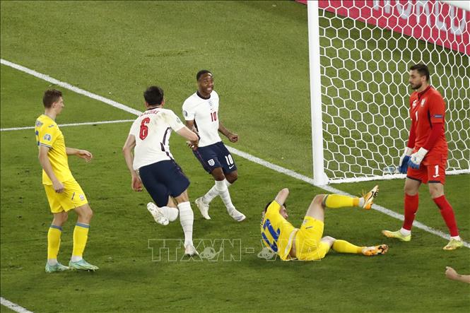 Trong ảnh: Hậu vệ Anh Harry Maguire (thứ 2, trái) đánh đầu ghi bàn, nâng tỷ số lên 2-0 cho đội nhà trước Ukraine trong trận đấu tứ kết EURO 2020 trên sân Stadio Olimpico ở Rome (Italy) ngày 3/7/2021. Ảnh: AFP/TTXVN