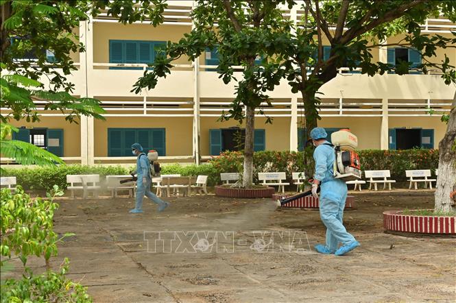 Phun khử khuẩn tại các trường học đặt điểm thi. Ảnh:  Hồng Hiếu- TTXVN